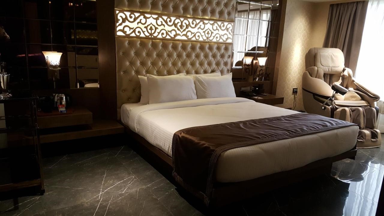 Luxurious room at Peninsula Redpine in Andheri East Mumbai for couples